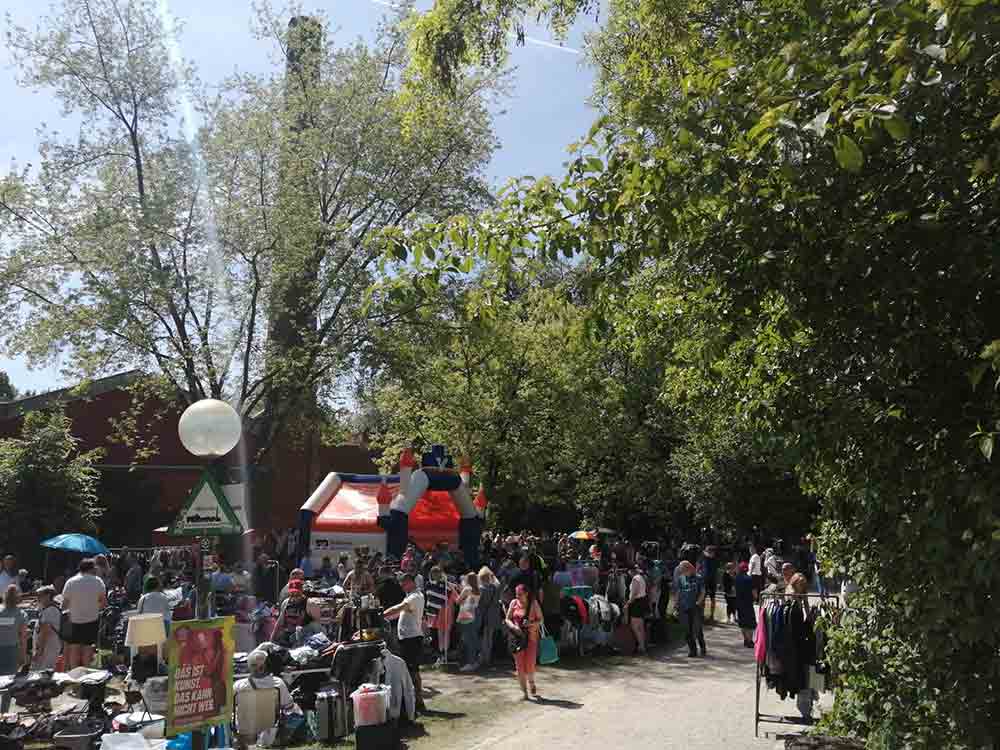 Gütersloh, Weberei Flohmarkt im Park, beliebter Kiezklüngel Trödelmarkt startet in eine neue Runde, 19. Juni 2022