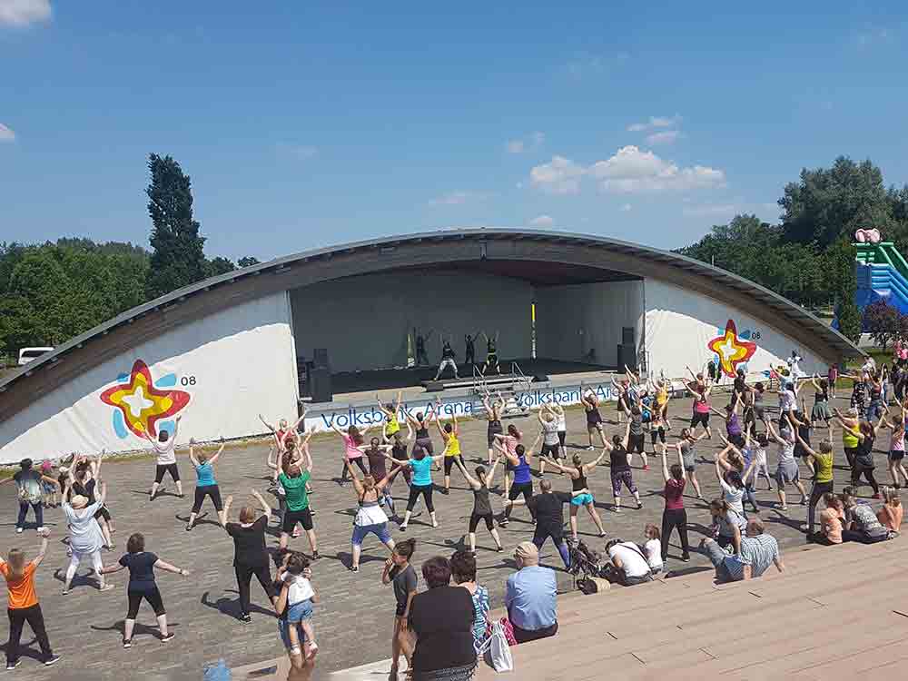 Rietberg, Gartenschaupark, Zumba in der Volksbank Arena, 16. Juni 2022