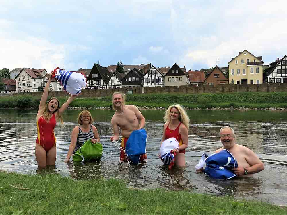 Mit dem Strom durch die Stadt, 1. Mindener Weserschwimmen lädt ein, 20. August 2022