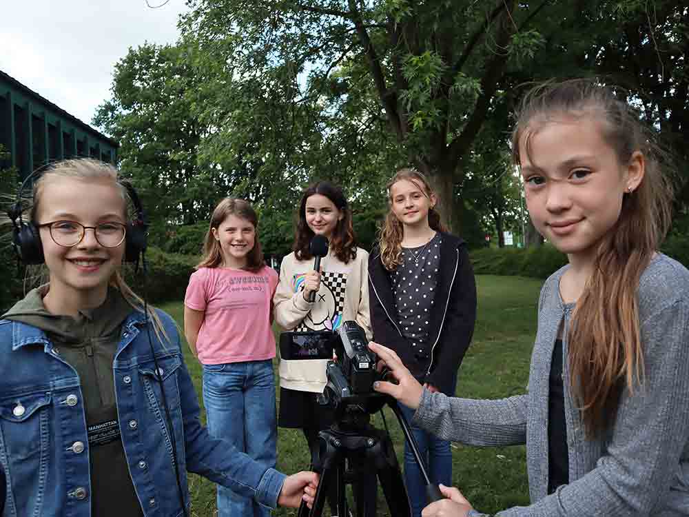 Gütersloh, Heimatfilmprojekt Kreis Medienzentrum, Grundschüler mit Kamera und Mikrofon unterwegs
