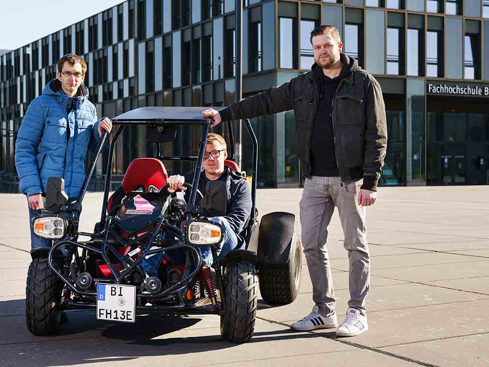 Mechatronik Studenten der FH Bielefeld rüsten Buggy auf Elektroantrieb um