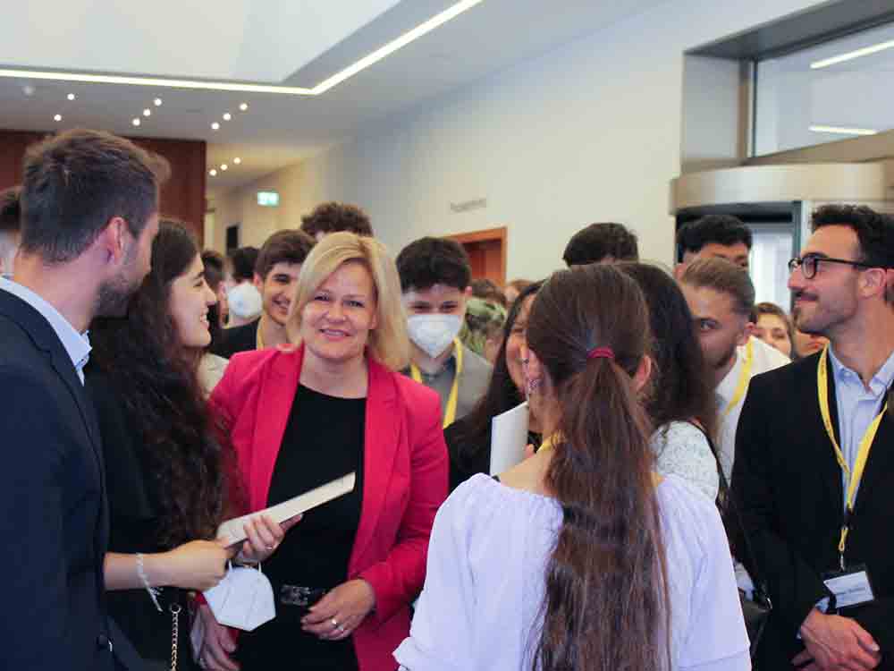 Bundesinnenministerin Nancy Faeser überreicht mehr als 150 Jugendlichen des Demokratieprojekts »Die Verfassungsschüler« im BMI Teilnahmeurkunde