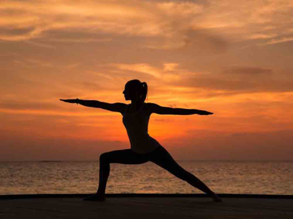 Entspannungs Marathon zum Weltyogatag, im Kandima Maldives gibt es am 21. Juni 2022 gratis Yoga Non Stop