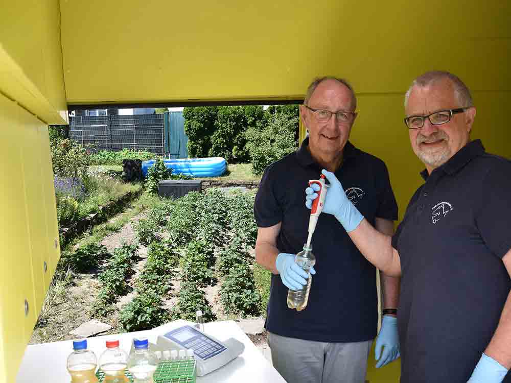 Umweltschützer untersuchen in Rheda Wiedenbrück Brunnenwasser, Juli 2022