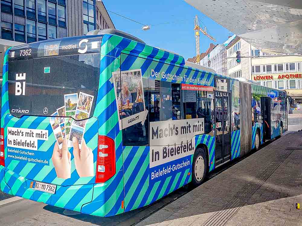Der Bielefeld Gutschein rollt durch die City, beuer Stadtbus wirbt für wiederaufladbare Bezahl- und Incentive Karte