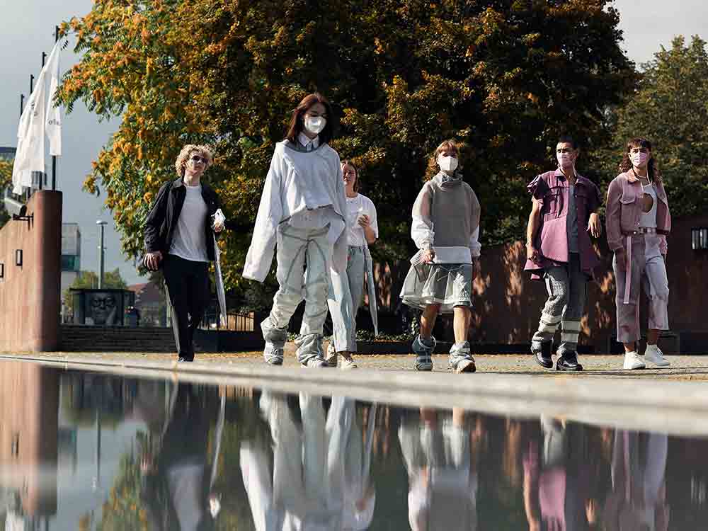 »Tour de la Mode«, Mode Studenten präsentieren ihre Abschlusskollektionen in der Bielefelder Innenstadt