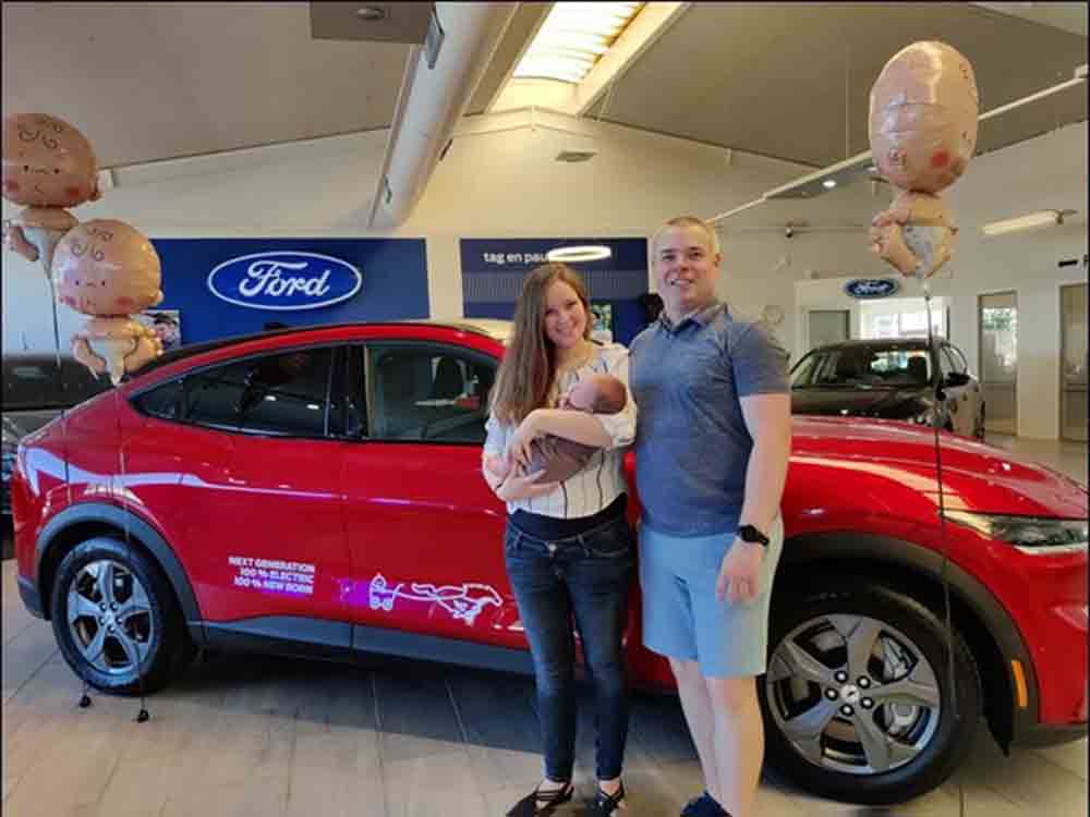 Mama bringt Baby im vollelektrischen Ford Mustang Mach E zur Welt