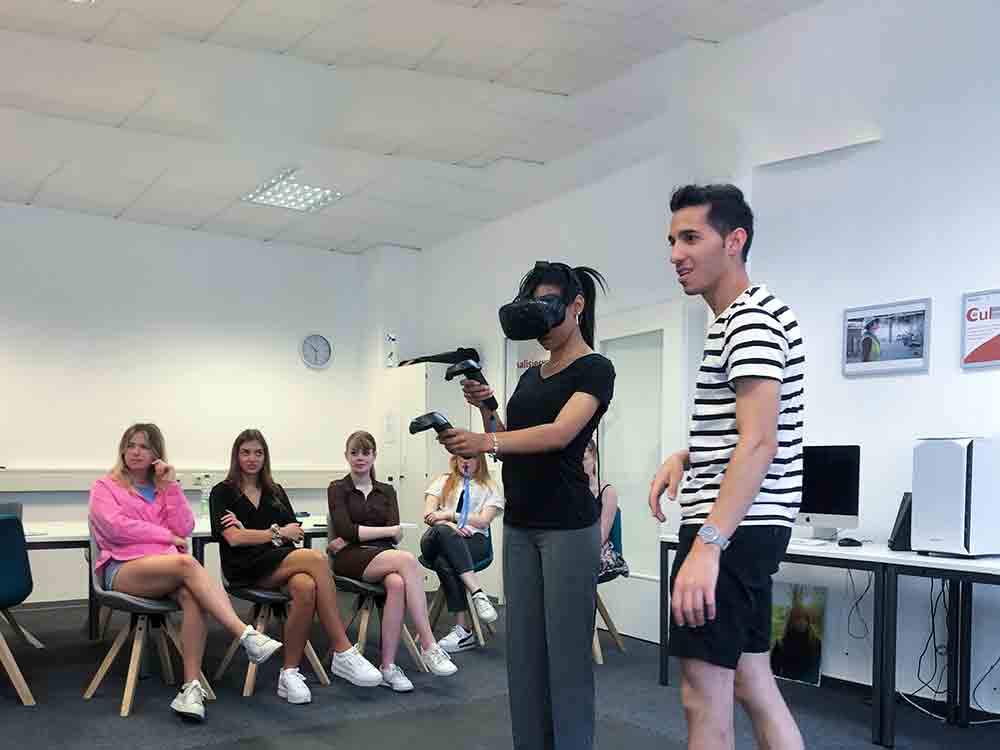 Bielefeld, Studentinnen erleben virtuelle Realität im VR Labor an der Fachhochschule des Mittelstands (FHM)