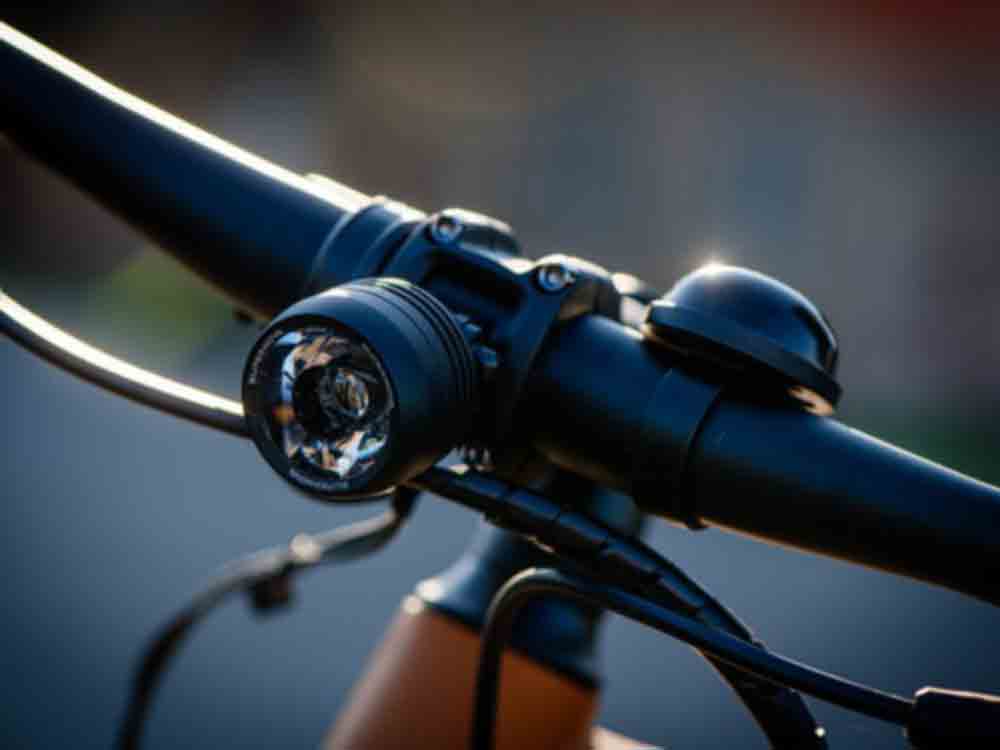 ADAC, sicher auf dem Fahrrad unterwegs, Beleuchtung, Bremsen und Bereifung regelmäßig checken