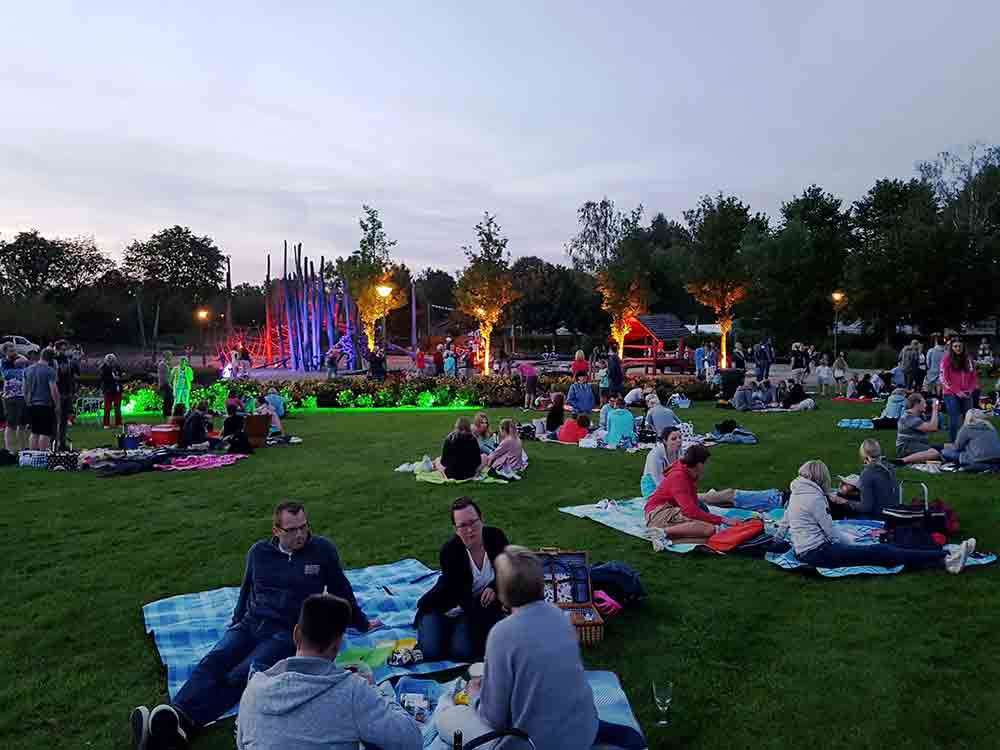 Rietberg, lecker Schlemmen unter freiem Himmel, Mondscheinpicknick am 5. August 2022 im Gartenschaupark