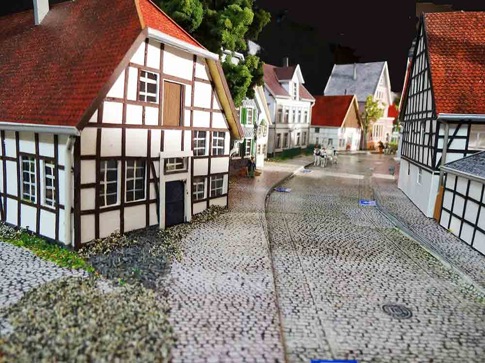 Zeitreise ins Gütersloh um 1900, Norbert Jebramcik zeigt historische Stadtmodelle in der Galerie im Forum der Stadthalle Gütersloh