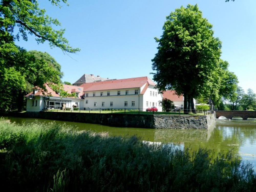 Wasserschloss Mellenthin, ein Usedomer Schloss mit Brauerei, Destillerie, Kaffeerösterei und Shop