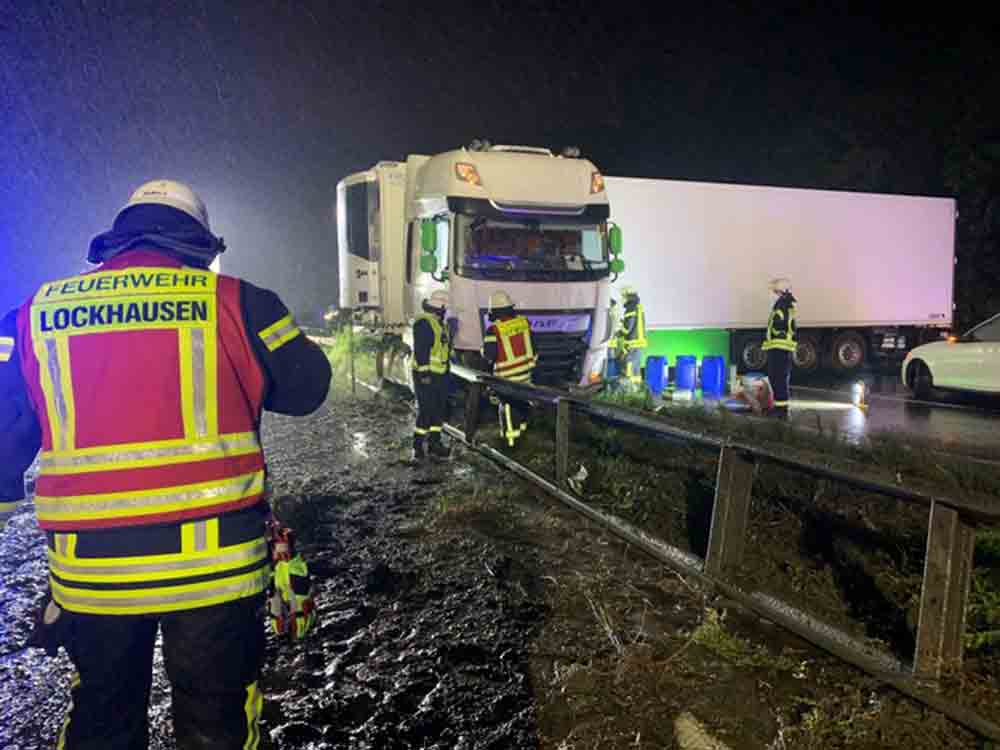 Freiwillige Feuerwehr Bad Salzuflen, Lkw bleibt nach schwerem Unfall auf Leitplanke stehen