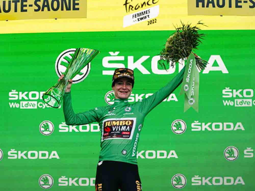 Marianne Vos erhält grüne Kristallglas Trophäe von Škoda Auto bei der Tour de France Femmes avec Zwift