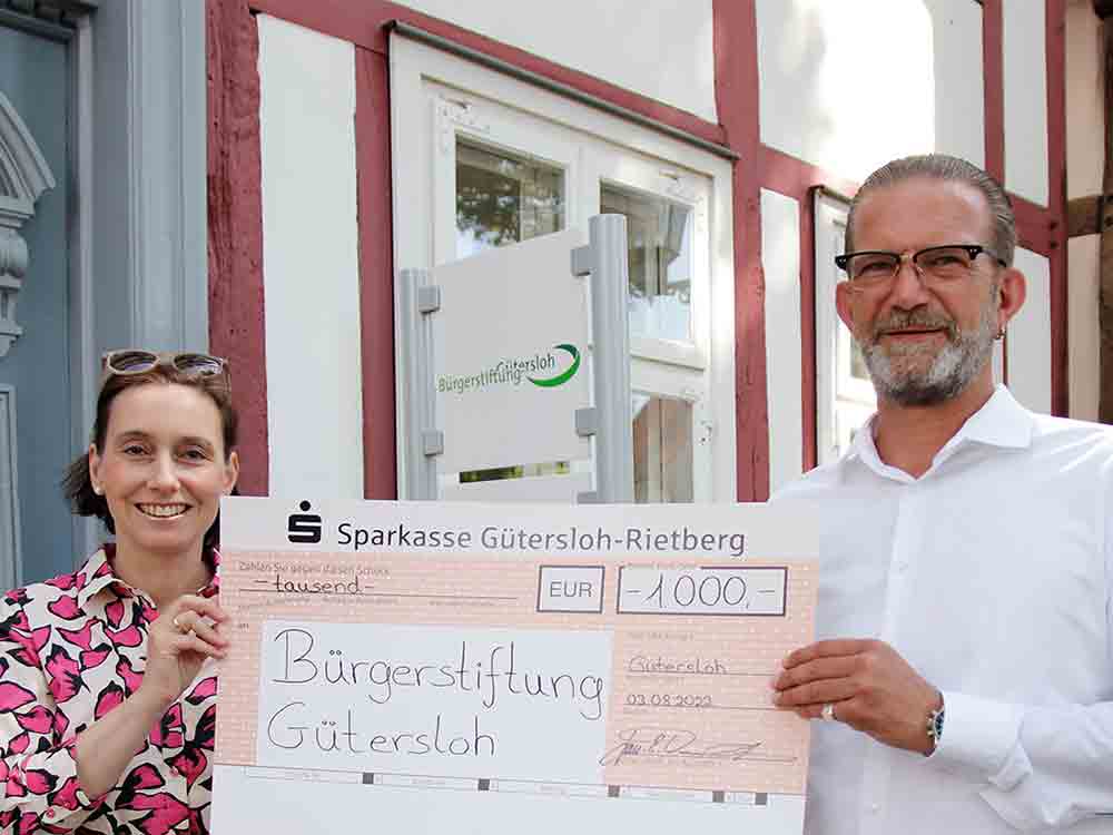 Gütersloh, Unterstützung für Flüchtlinge, Spendenscheck über 1.000 Euro überreicht