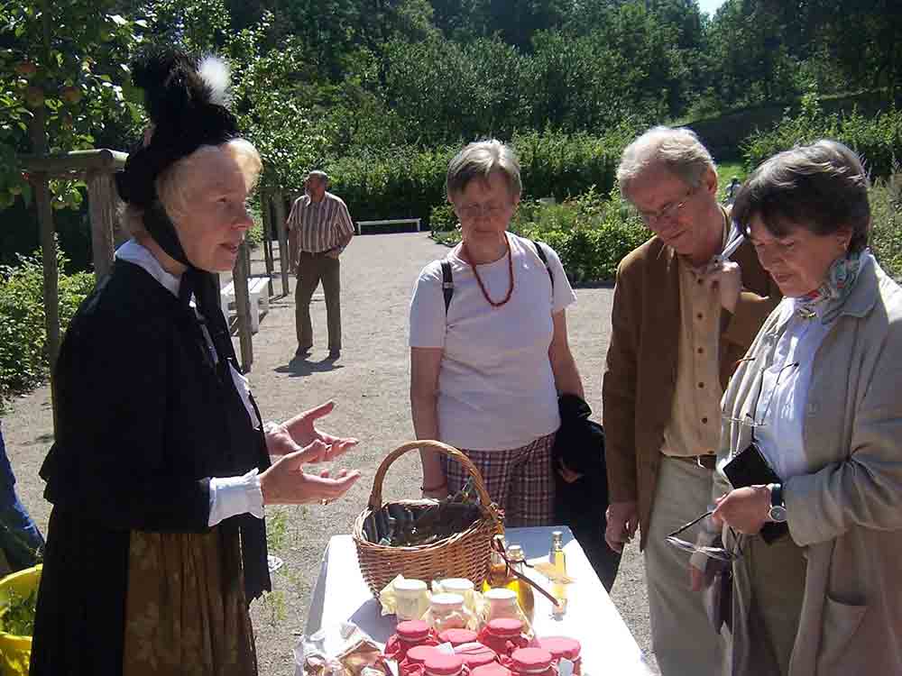 Krautbundfest für Familien, Beate von Sobbe gibt im Kloster Dalheim Einblick in regionales Brauchtum