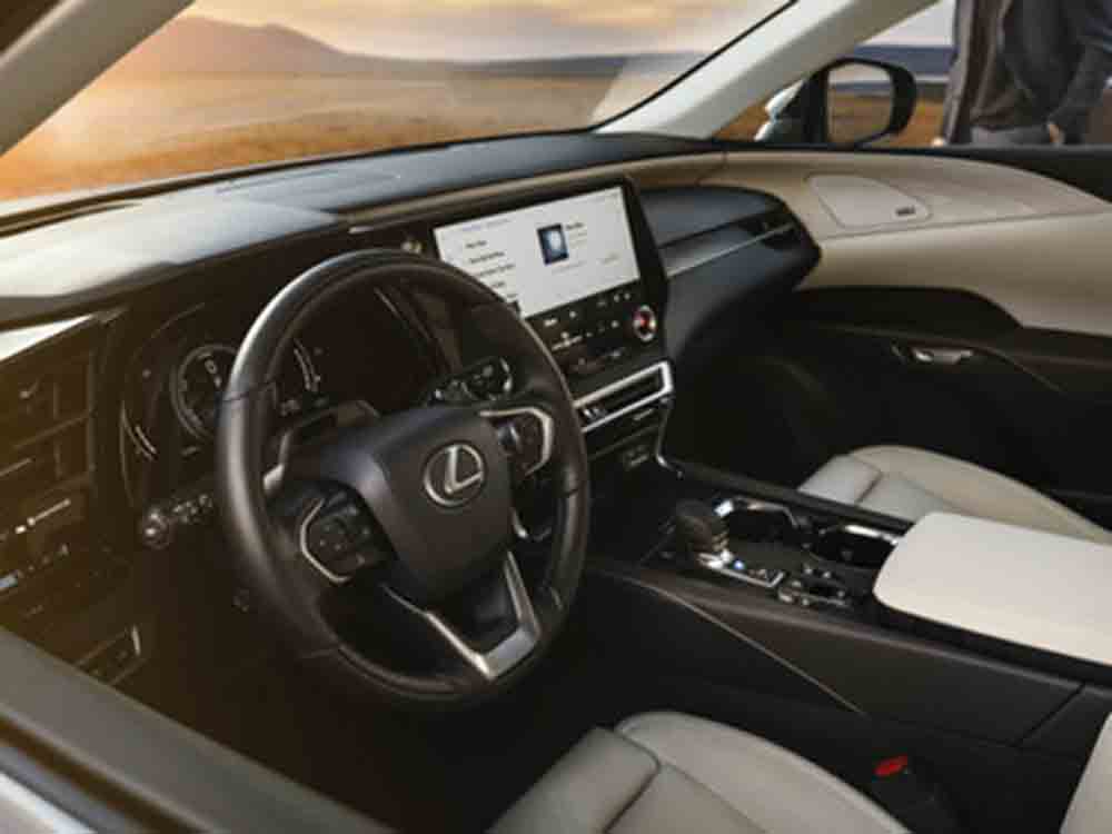 Weniger ist mehr im Lexus RX, klarer übersichtlicher Innenraum im neuen Premium SUV