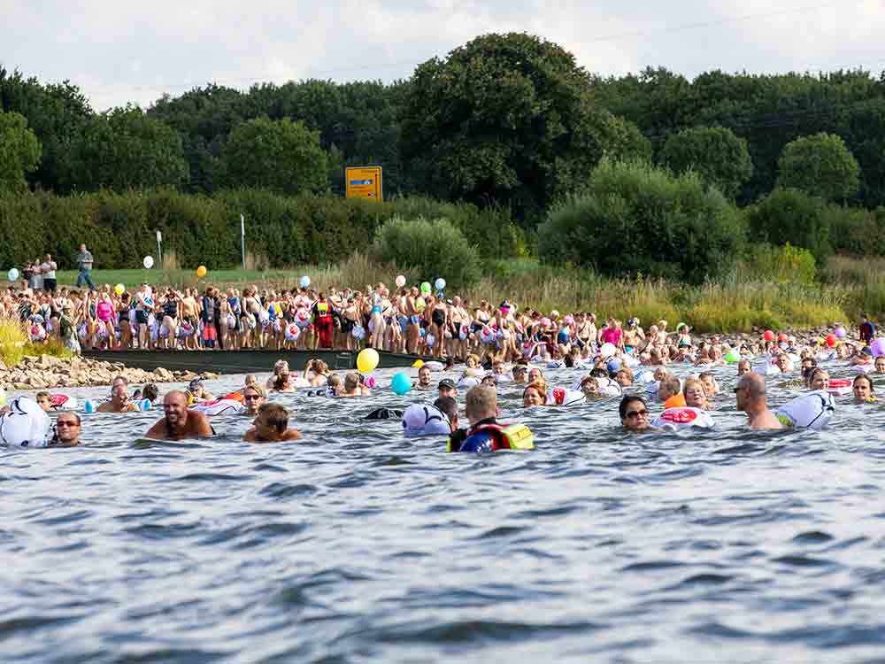 Regionale 2022, 1. Mindener Weserschwimmen, mehr als 600 Menschen schwimmen mit