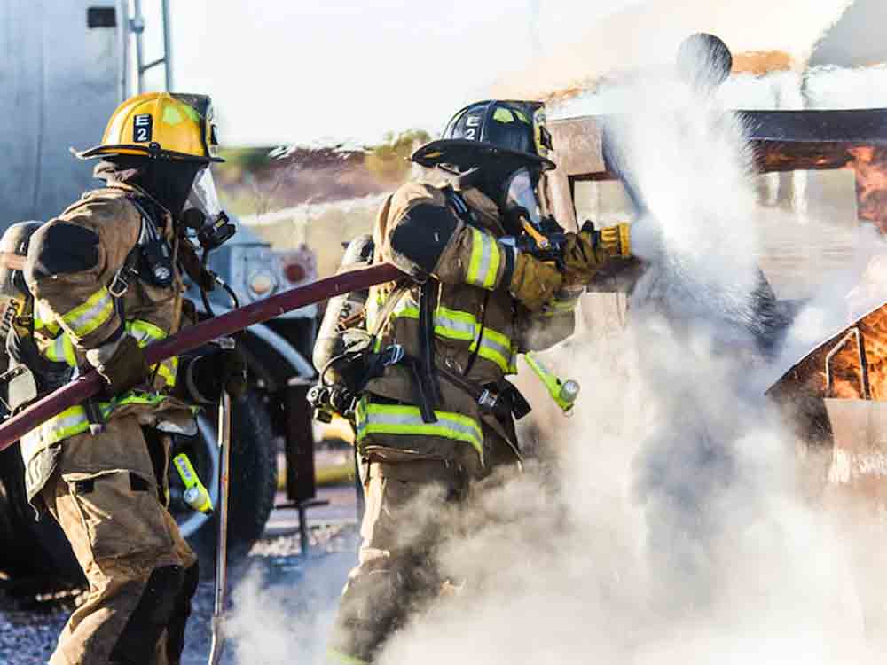 Freiwillige Feuerwehr Bad Salzuflen, Lkw Auflieger mit 20 Tonnen Fleisch geht in Flammen auf