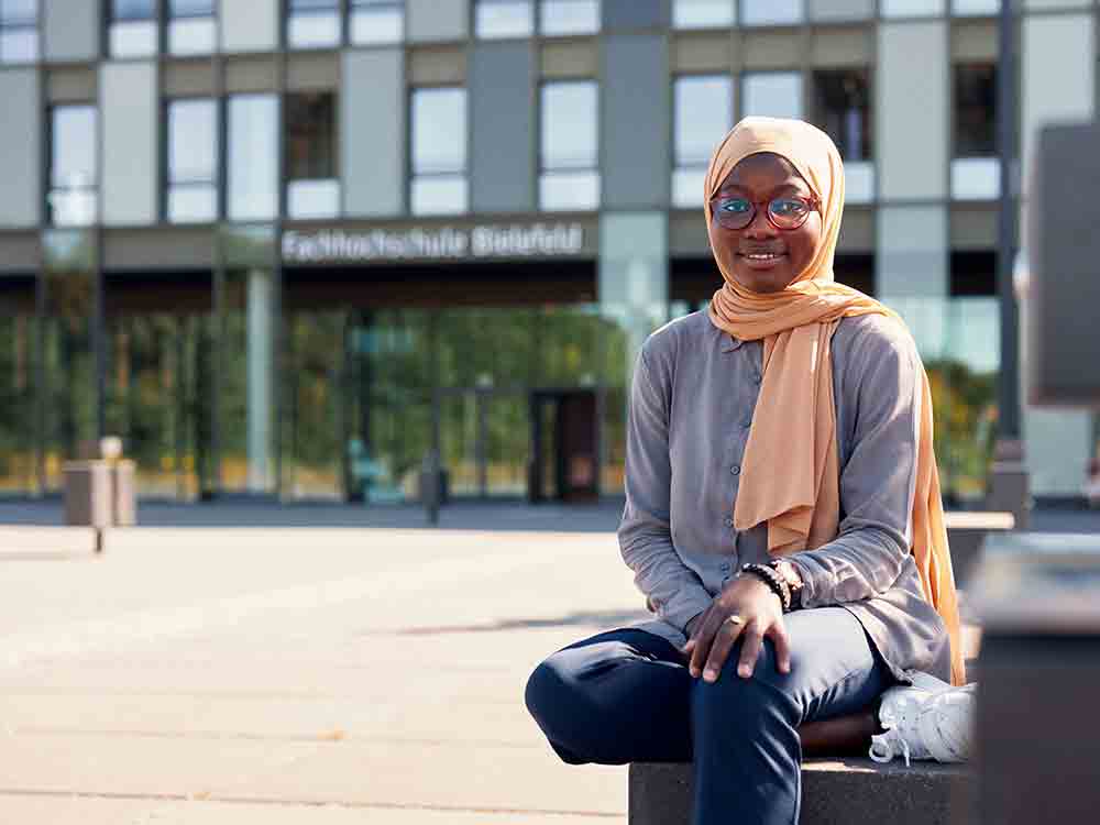 Von Charkiw nach Bielefeld, Hamdiya Alhassan aus Ghana flieht aus der Ukraine und studiert nun an der FH