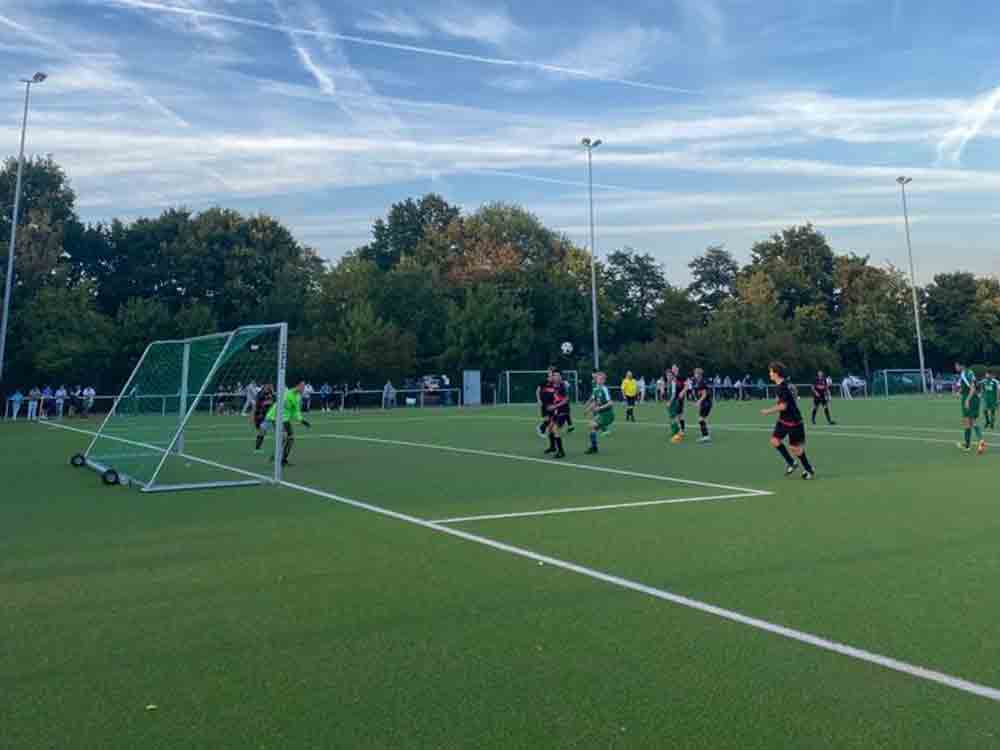 Gütersloh, Fußball, 7 zu 0 gegen SV Spexard, die A Junioren stürmen ins Viertelfinale des Kreispokals