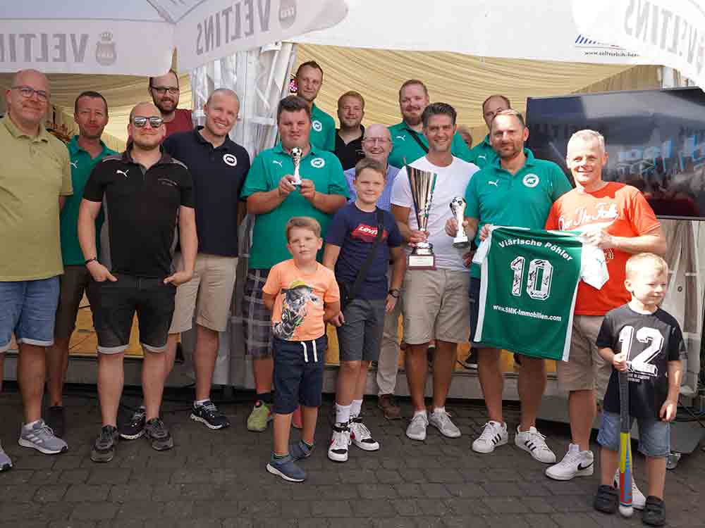 Verl, Bürgermeister ehrt Sieger der Stadtmeisterschaft für Hobby Fußballmannschaften