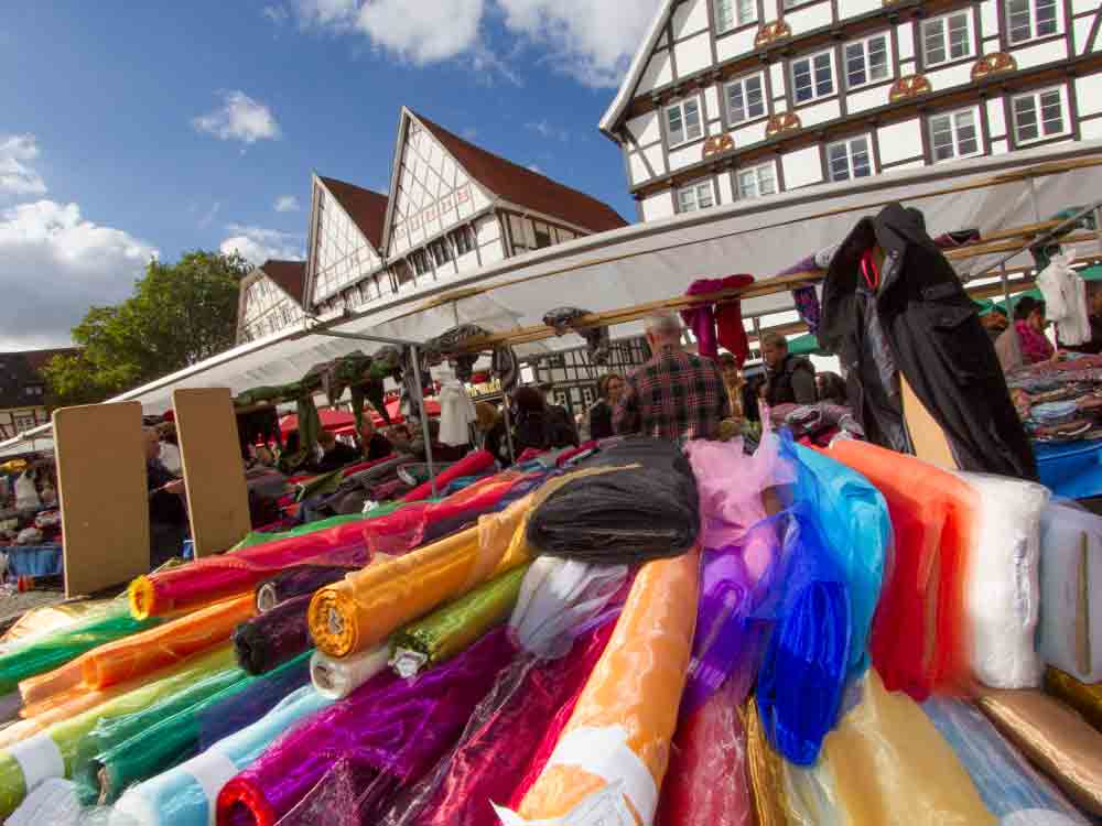 Soest, ein Meer von Stoffen, soweit das Auge reicht, deutsch holländischer Stoffmarkt in Soest am 25. September 2022