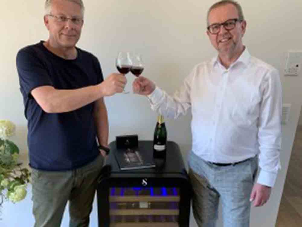 Glücklicher Gewinner eines Swisscave Weinklimaschrankes