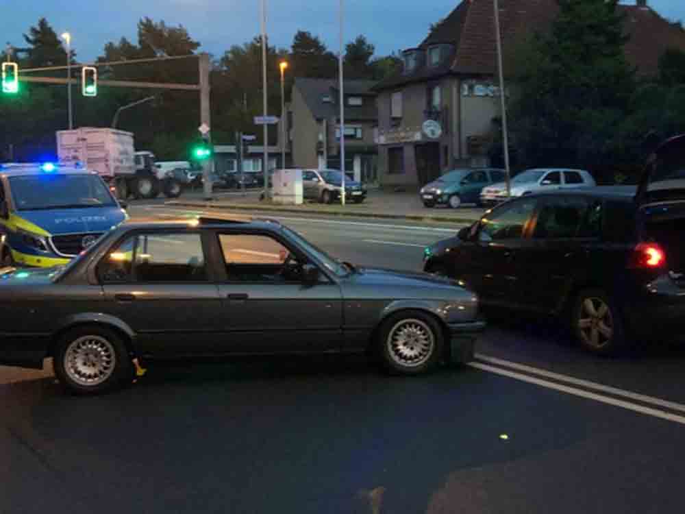 Polizei Bielefeld, Unfallflucht nach illegalem Autorennen, Zeugen gesucht