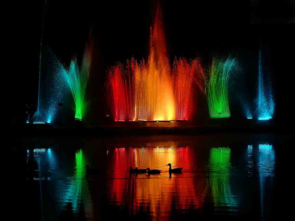 Rietberg, bunte Lichter tanzen zur Musik am Untersee, Wasserorgel mit Illumination im Gartenschaupark, 1. Oktober 2022