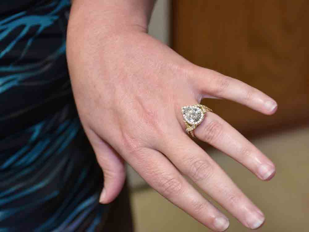 Verlobungsring zur Verlobung: Im Internet findet sich der richtige Ring