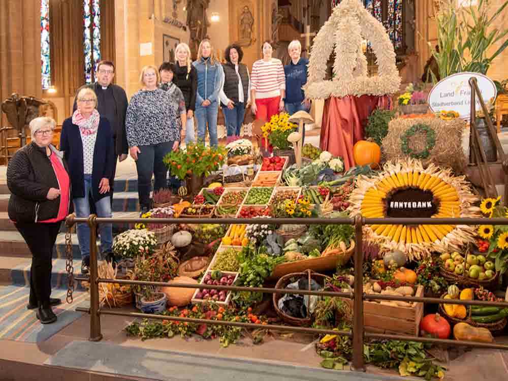 Dankbar für Gottes Gaben, Erntedankfest am 2. Oktober 2022, Landfrauen schmücken Paderborner Dom mit Erntekrone