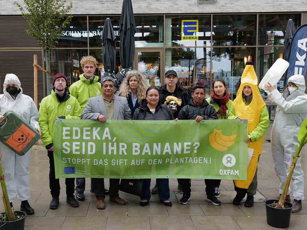 Oxfam, ecuadorianischer Gewerkschafter Jorge Acosta in Hamburg, Protestaktion vor EDEKA gegen Gift im Bananenanbau