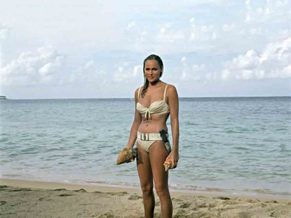 »BikiniARTmuseum«, in jedem Bond ein berühmtes Bikini Girl, Ikone Ursula Andress verhalf dem Bikini zum Durchbruch, Global James Bond Day, 5. Oktober 2022