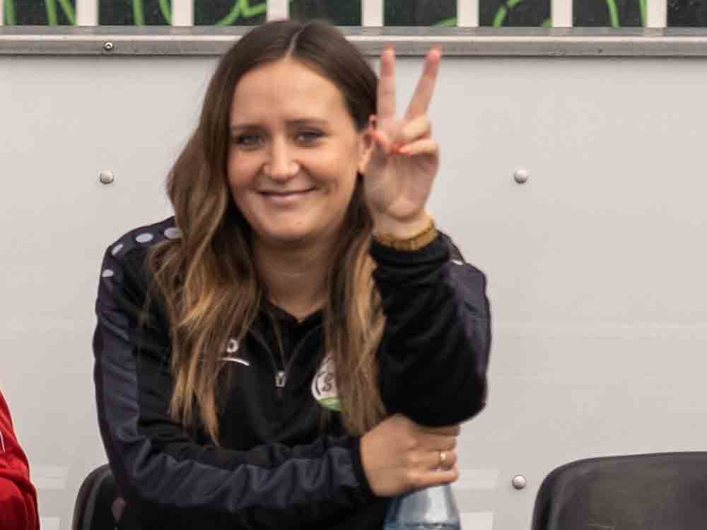 Gütersloh, Fußball, der FSV Gütersloh gratuliert Melanie Schuster zur Geburt ihrer Tochter