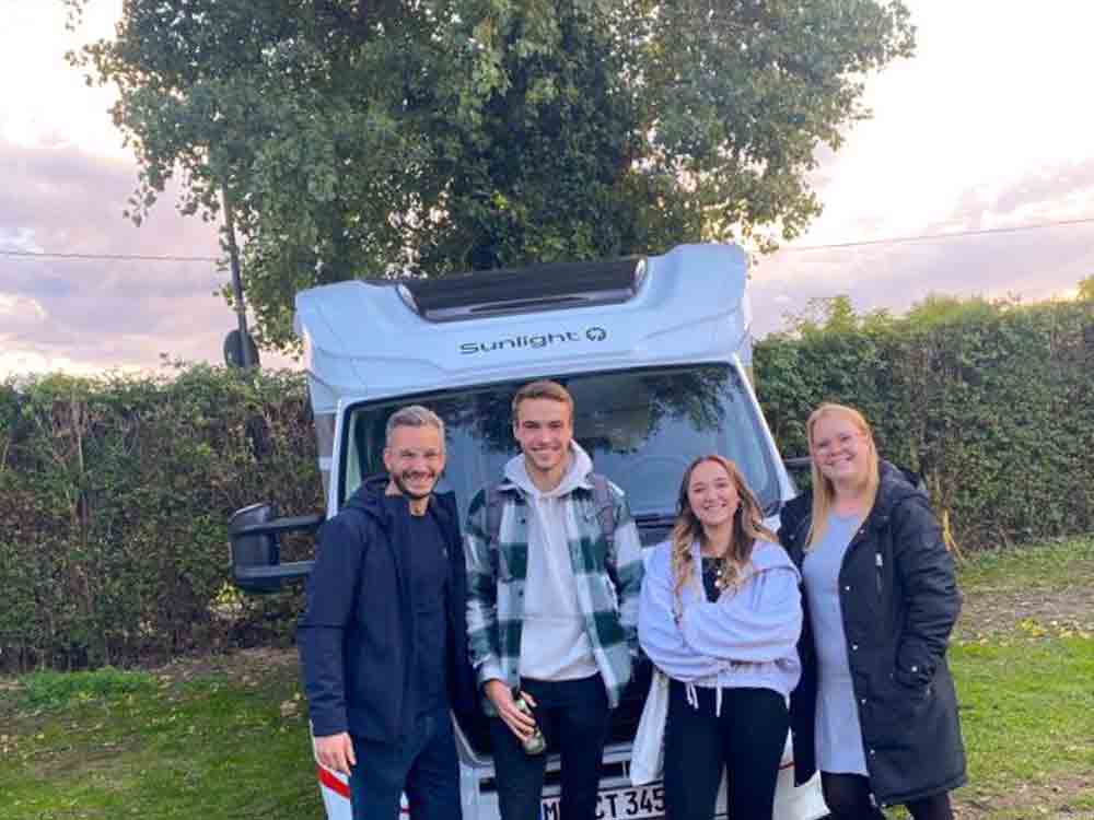 Studienstart mal anders, 2 Kölner Erstsemestler freuen sich über Gratis Wohnmobil von Camper Days