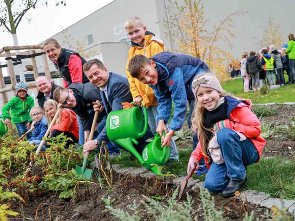 AOK Sachsen Anhalt, Schulgarten Projekt in Magdeburg begeistert Groß und Klein, Landwirtschaftsminister lobt Engagement