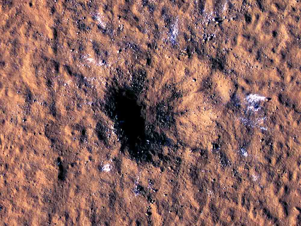 Marsbeben und Eisbrocken, Meteoriteneinschlag liefert Blick unter die Marsoberfläche