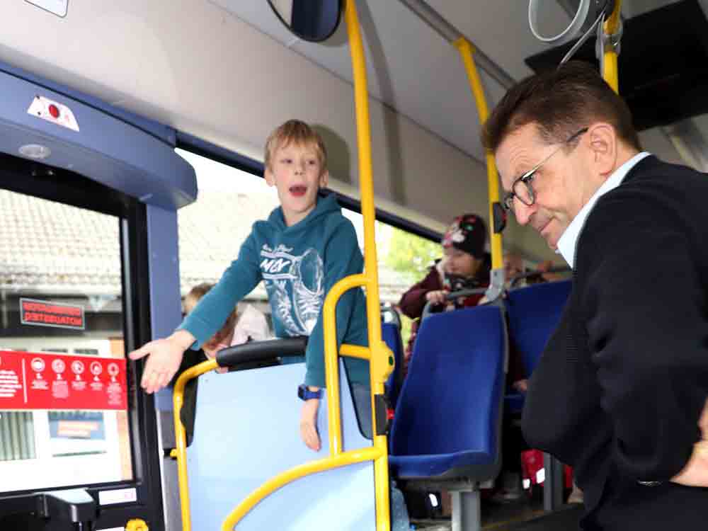 Auch sicheres Busfahren will gelernt sein, Landkreis Kassel lädt Schüler der Grundschule Söhrewald zu einem speziellen Training ein