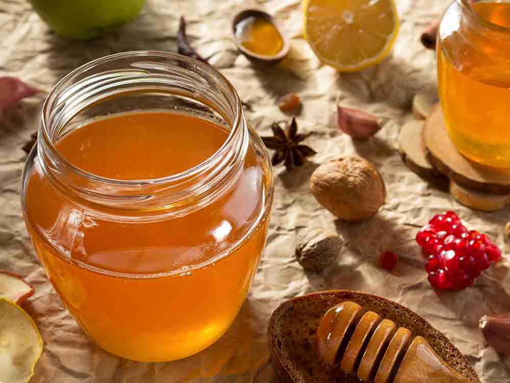 Verbraucherzentrale NRW, wussten Sie, dass der Honig oft weit gereist ist, bevor er auf dem Butterbrot landet?