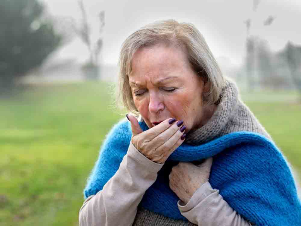 Chronische hoest, slijm en kortademigheid zijn typische symptomen van COPD.  Vroegtijdige behandeling kan de cyclus vertragen.