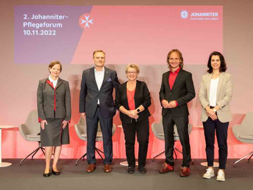 Politik trifft auf Pflegepraxis, 2. Johanniter Pflegeforum in Berlin, Pflegeexpertin der Politik diskutiert mit Experten aus der Pflegepraxis