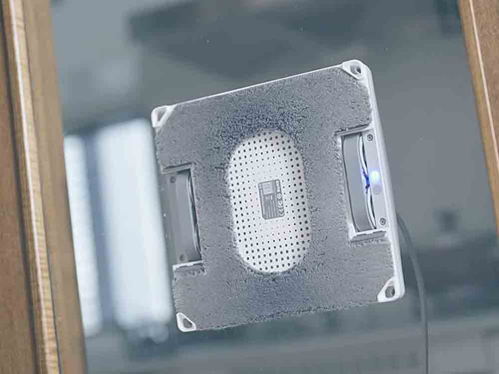Neuheit vorgestellt, Hutt W8 Fensterputzroboter mit Wal Sprühtechnologie: schnelleres Fensterputzen in nur wenigen Minuten
