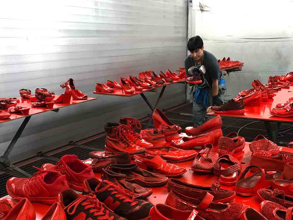 Wertheim, Rote Schuhe als Symbol für Gewalt gegen Frauen, Aktion am 25. November 2022 am Kulturhaus