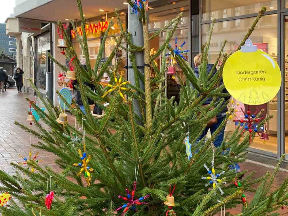 Angesagt in Gütersloh, Gütsel Aktion Kunst Tannen, geschmückte Tannenbäume verbreiten Weihnachtsstimmung in der Innenstadt, Tree Art