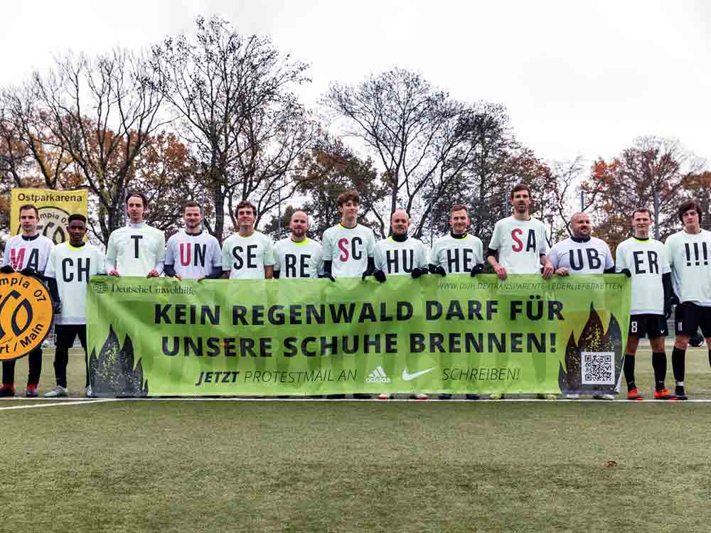 Protestaktion zum WM Start in Katar, Deutsche Umwelthilfe und FFC Olympia setzen Zeichen für entwaldungsfreie Leder Lieferketten bei Nike und Adidas