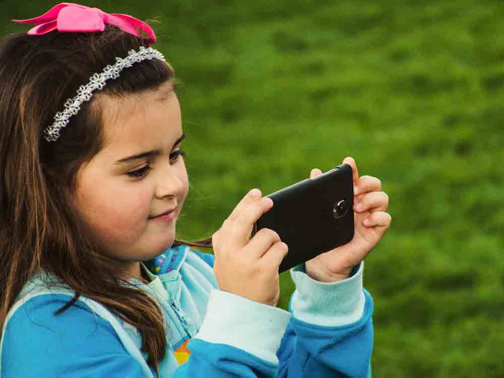 Gütersloh, Anne Frank Schule, Vortrag: Was hat mein Smartphone mit Kinderarbeit zu tun? 30. November 2022