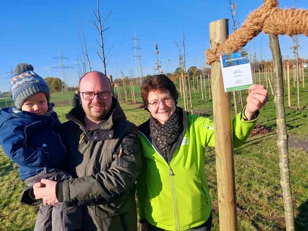 Gütersloh, Pflanzfest im Gütsler Bürgerwald, mehr als 400 Bäume für den Klimaschutz gespendet