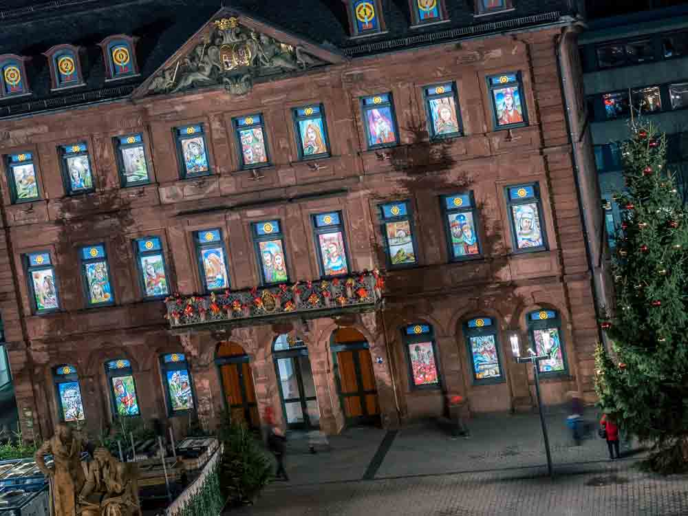 Hanauer Adventskalender erstrahlt wieder in neuem Glanz, Szenen aus den Märchen des kommenden Festspiel Jahres leuchten von der sanierten Rathausfassade