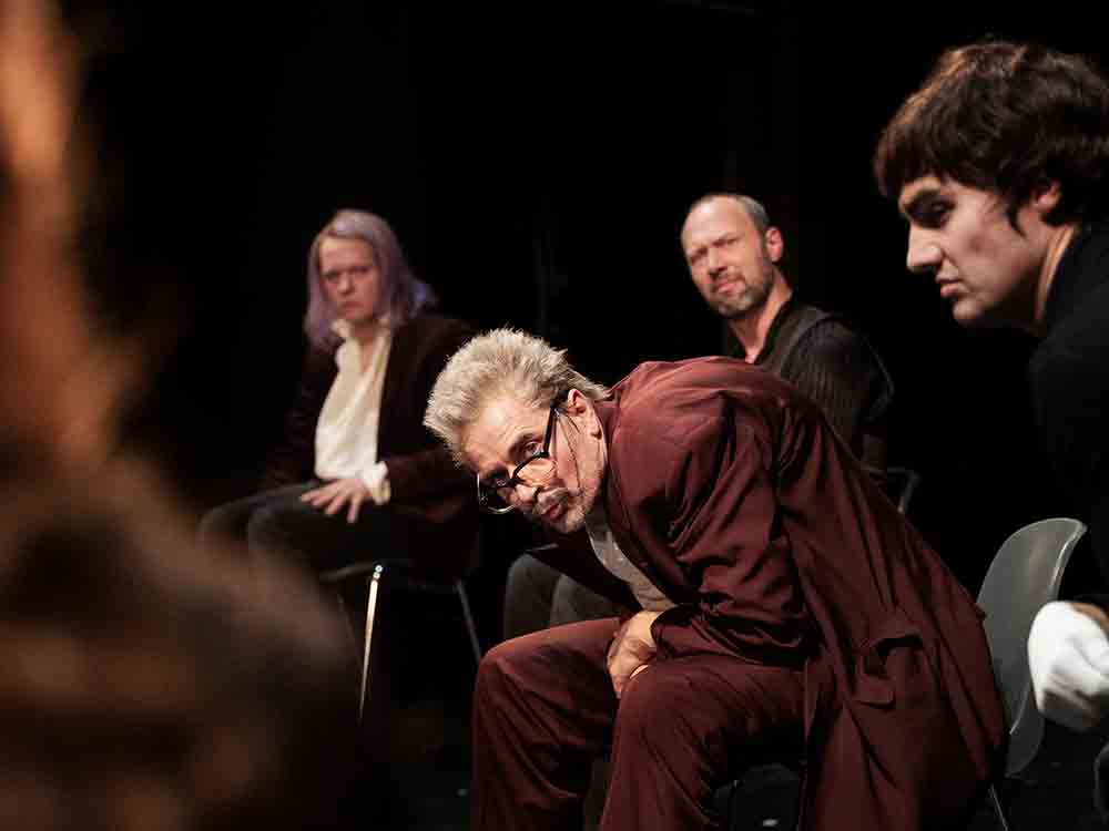 Der Geizige im Theater Gütersloh, komödiantische Schauspielkunst unter der Regie von Leander Haußmann, 26. und 27. November 2022